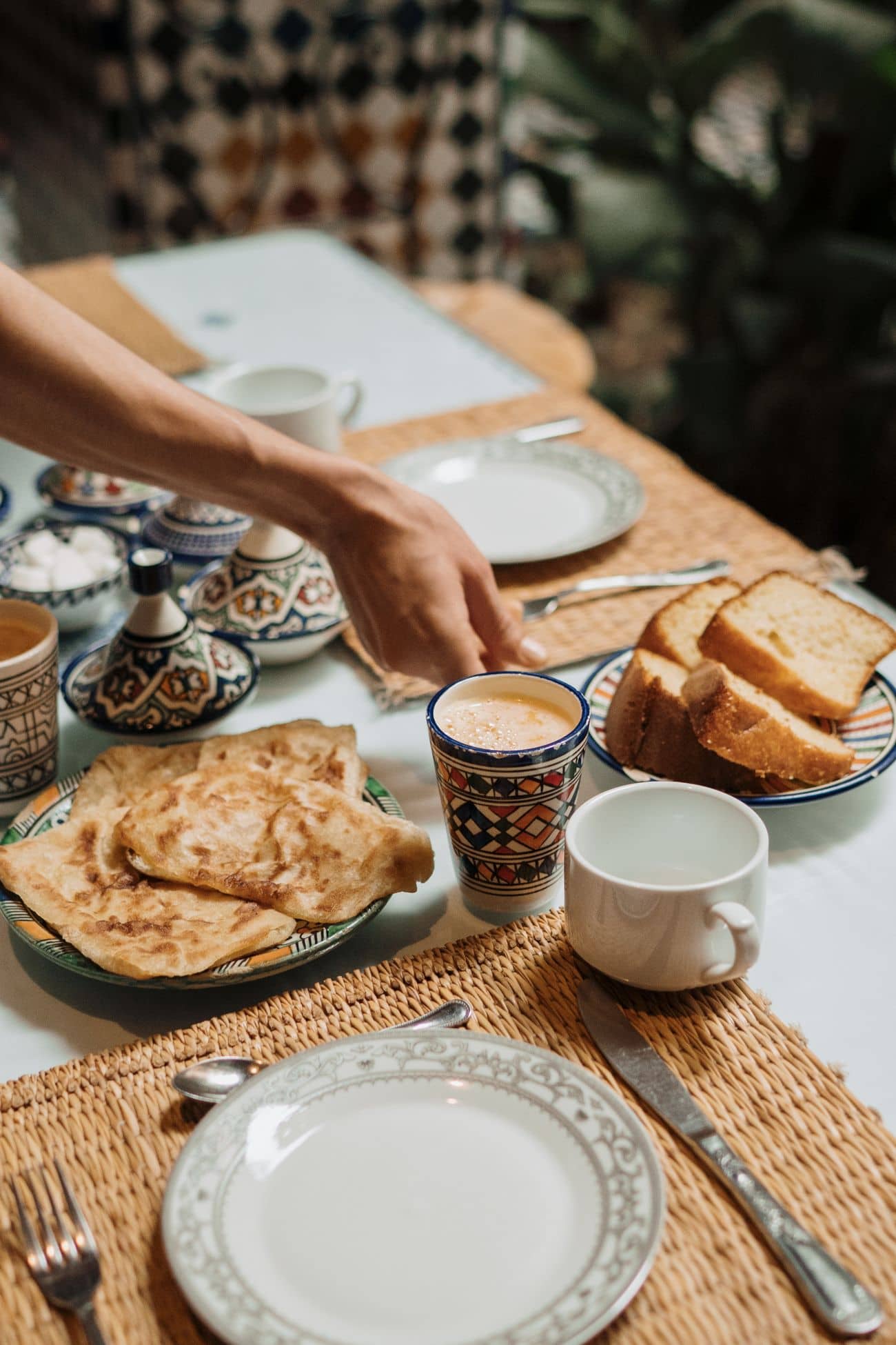 Petit-déjeuner marocain servi sur une table de ferme